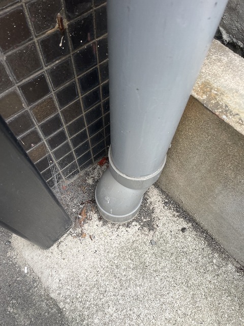 高松市　縦樋下部の継ぎ手部分